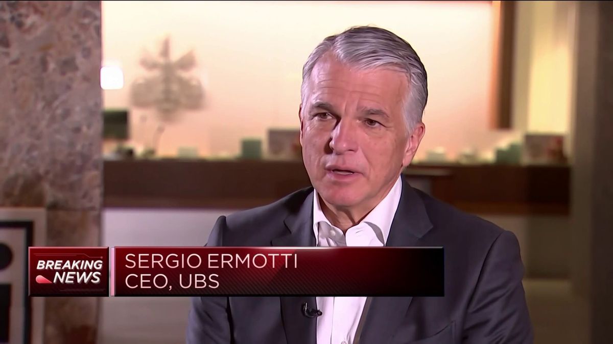 UBS beats earnings expectations, announces up to $1 billion share buyback 1 UBS CEO: Delays are the only risk to Credit Suisse integration