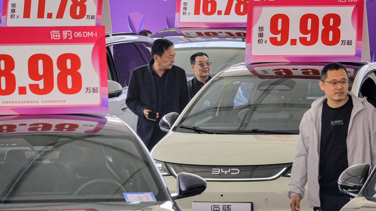 China’s EV price war is heating up. What’s behind the big discounts?