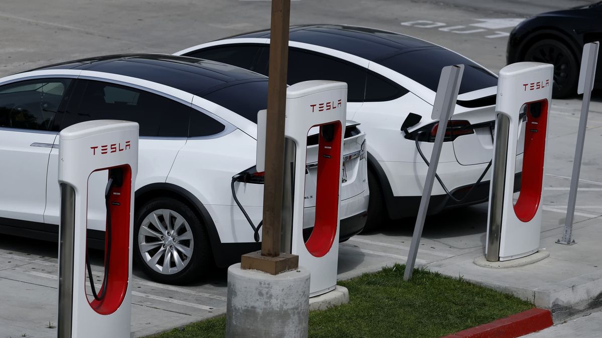 Tesla earnings, the future of Spirit Airlines, WBD shareholder vote and more in Morning Squawk