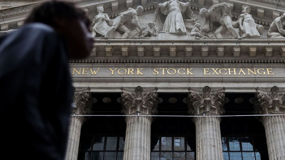 BlackRock rips page from hedge fund playbook, applies it to exchange-traded funds BlackRock rips page from hedge fund playbook, applies it to exchange-traded funds
