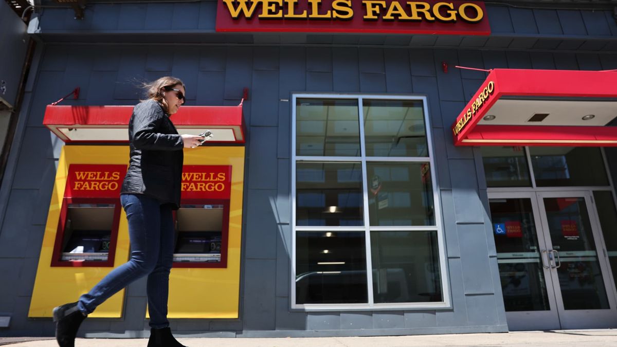 Wells Fargo repays clients million for excessive investment advice fees Wells Fargo repays clients million for excessive investment advice fees