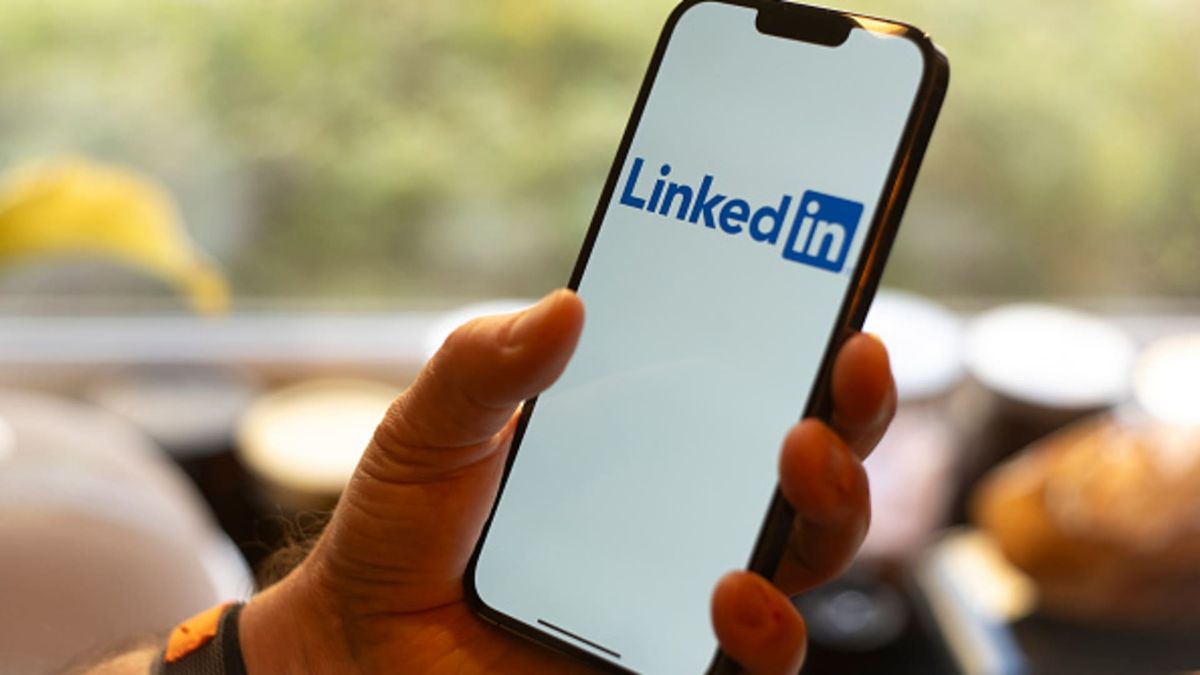 LinkedIn passes 1 billion members and launches new AI chatbot to help you get a job LinkedIn passes 1 billion members and launches new AI chatbot to help you get a job