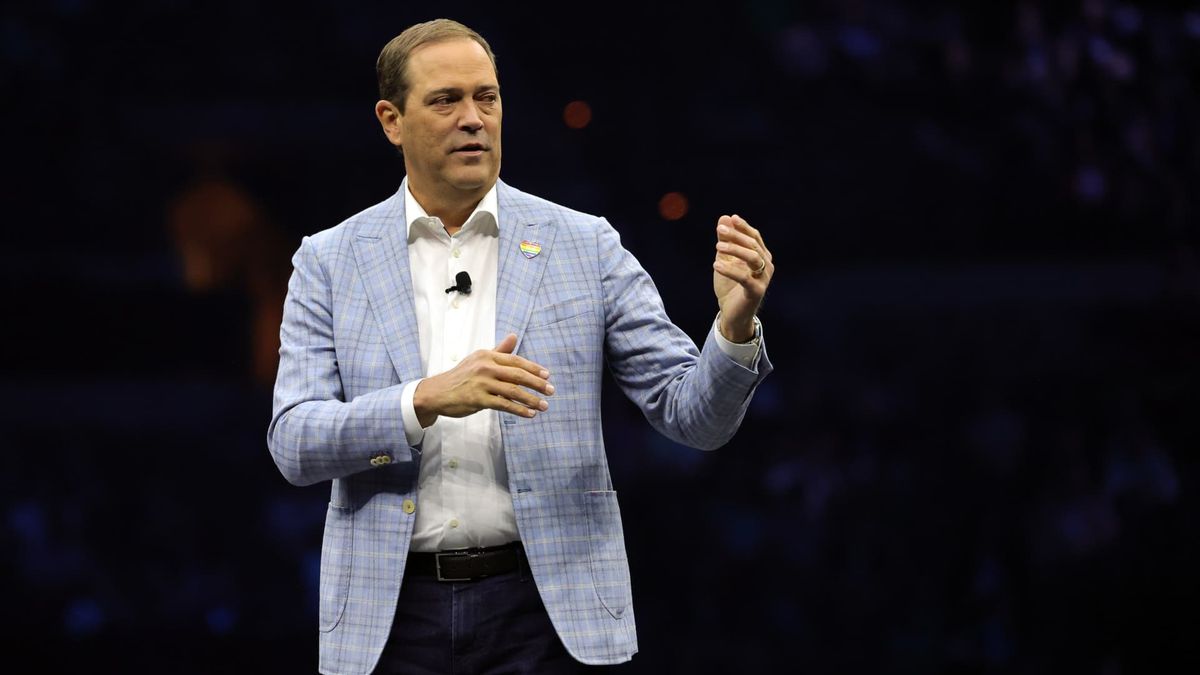 Cisco reports earnings and revenue beat, issues better-than-expected forecast Cisco reports earnings and revenue beat, issues better-than-expected forecast