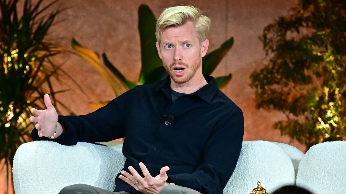 Reddit shares slump 5% on daily active user miss