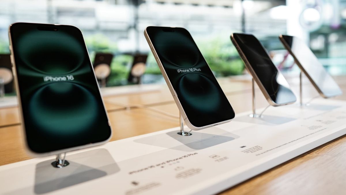 Unrealistic to shift all U.S. iPhone assembly to India, Apple bear Craig Moffett writes to clients Unrealistic to shift all U.S. iPhone assembly to India, Apple bear Craig Moffett writes to clients