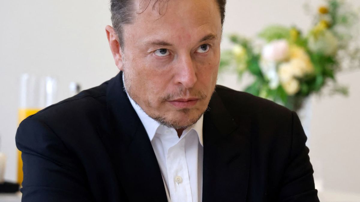 Elizabeth Warren urges SEC to investigate Tesla over Twitter ties, corporate governance Elizabeth Warren urges SEC to investigate Tesla over Twitter ties, corporate governance