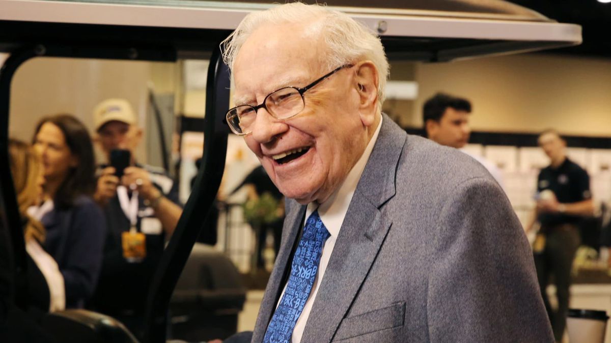 Berkshire Hathaway’s operating earnings rise nearly 7%, cash pile approaches 0 billion