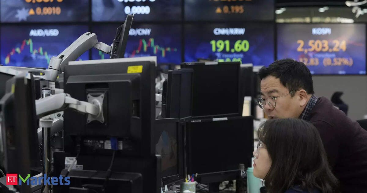 Asian stocks mull over Middle East, central bank meetings