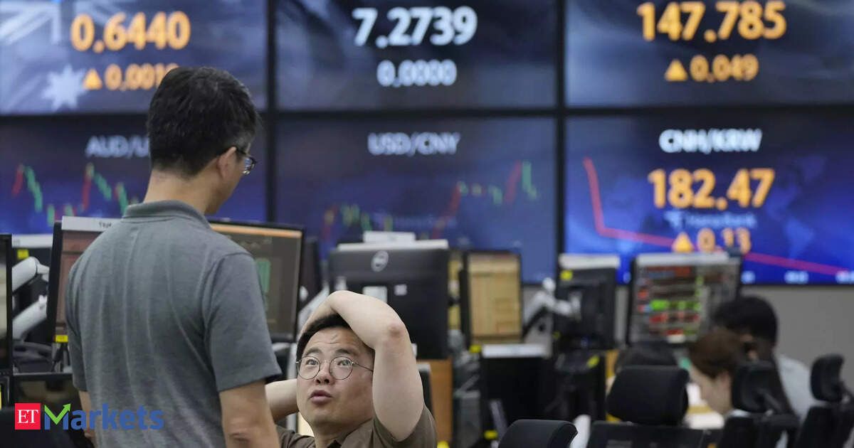 European shares slip as industrials drag; focus on c.banks meetings