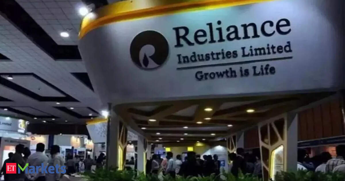 Reliance Industries shares recede after testing 52-week high range: Is it a breather or trend reversal?