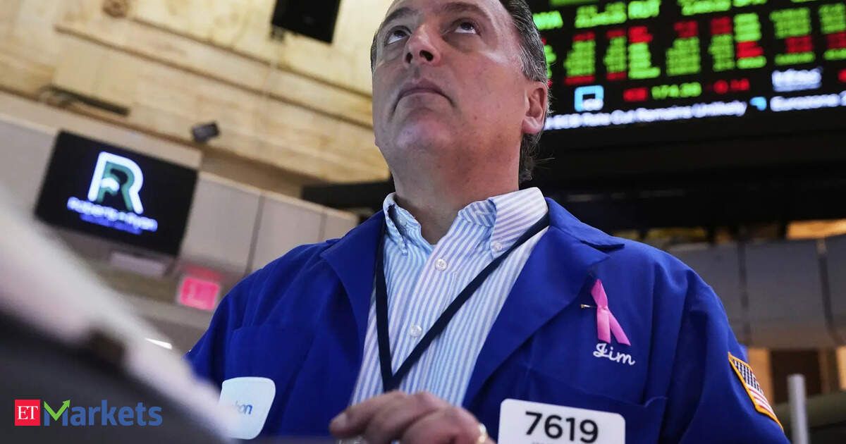 Wall Street closes with records as tech support offsets labor, shutdown uncertainties Wall Street closes with records as tech support offsets labor, shutdown uncertainties