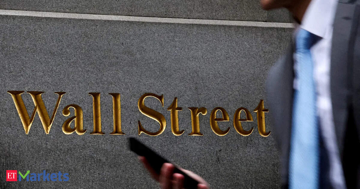 US stocks trade lower as government shutdown looms