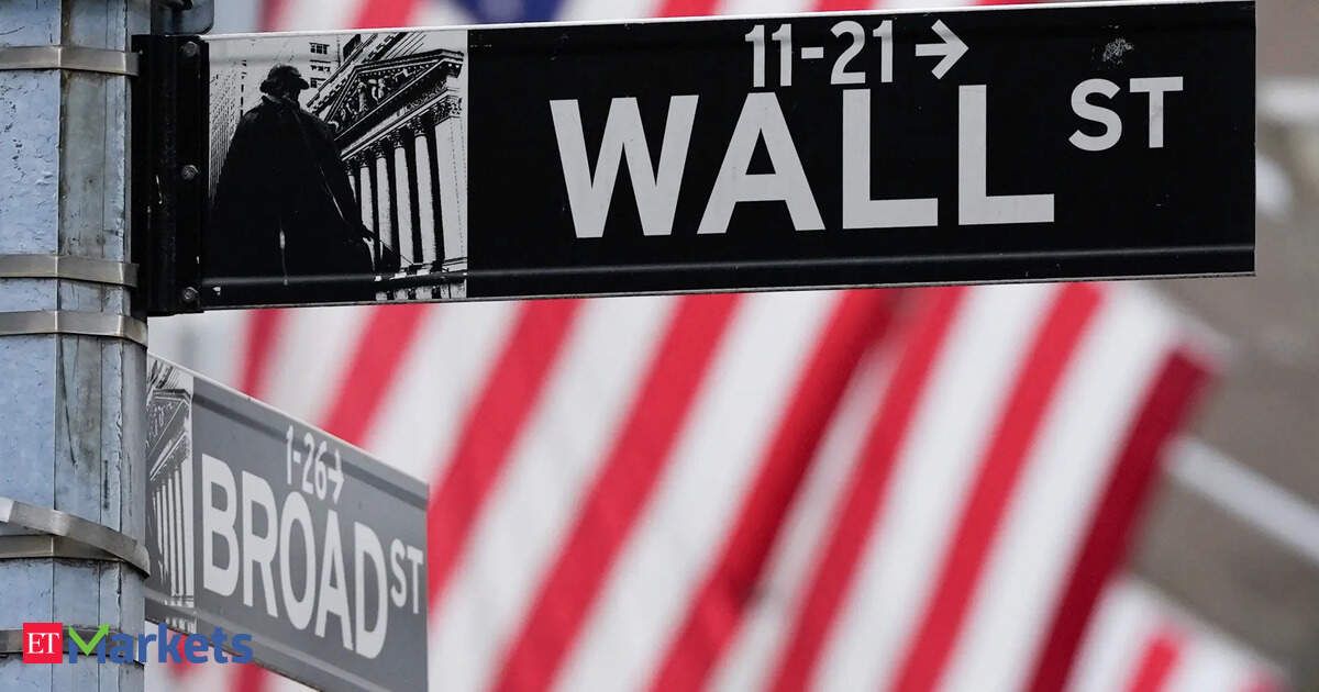 US stocks trade higher on last trading day of November, futures resume trade after outage