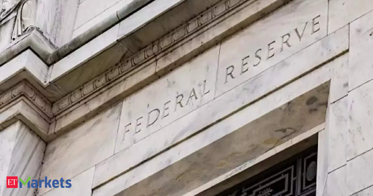 Fed minutes anchor cautious policy approach amid more two-sided risks