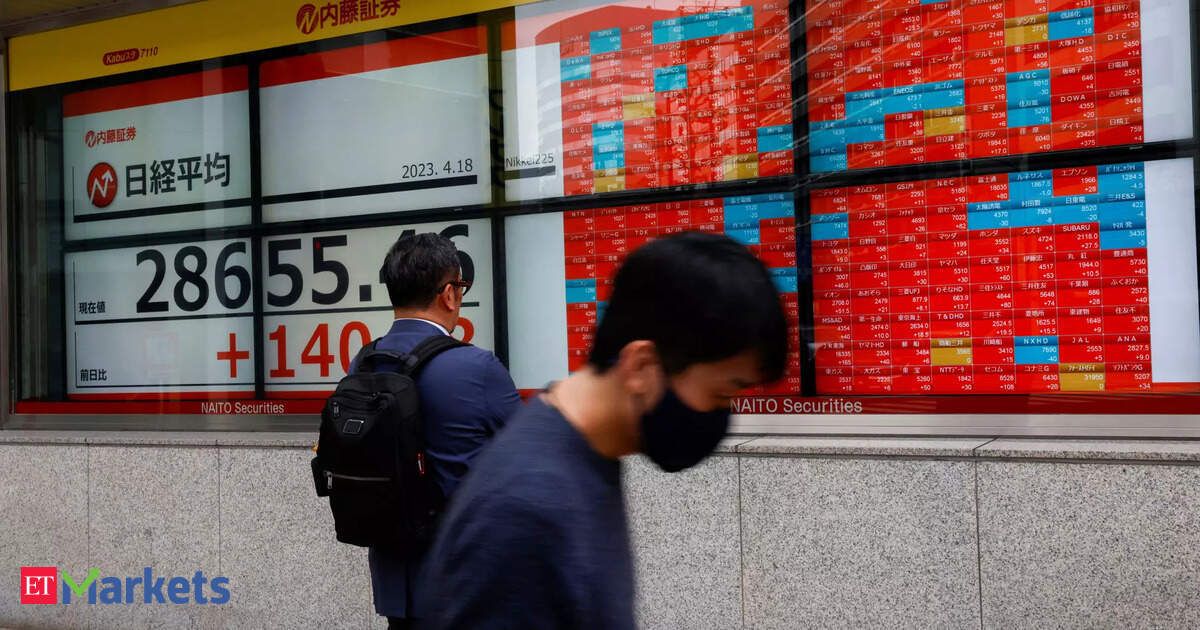 China stocks lead Asia lower, gold drifts after record peak