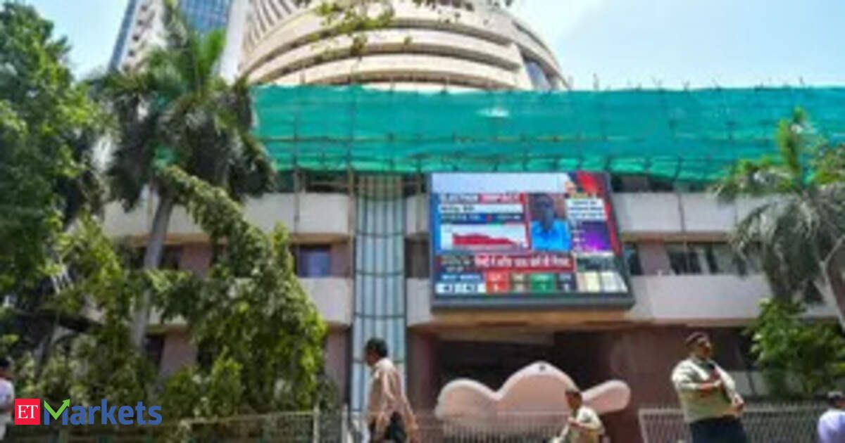Sensex drops 100 pts, Nifty below 25,250; IT, bank stocks tumble