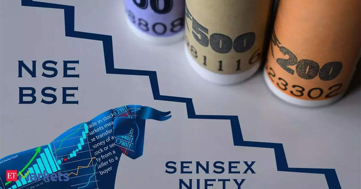 Sensex rises 100 points on gains in L&T, HDFC Bank; Nifty above 19,700 Sensex rises 100 points on gains in L&T, HDFC Bank; Nifty above 19,700