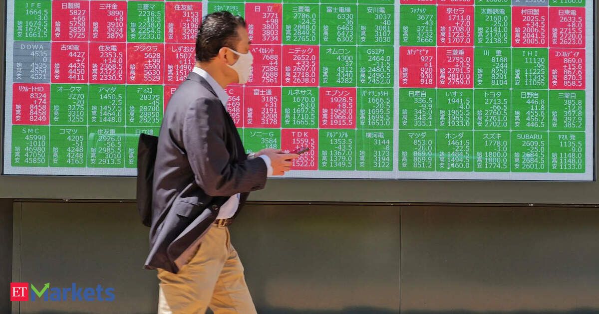Japan’s Nikkei closes at two-week low after heavy sell-off of US stocks, bonds