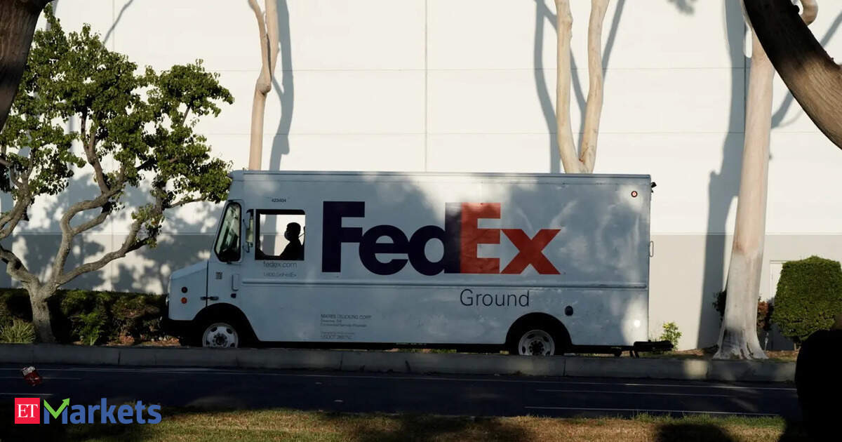 FedEx slumps 15% amid weak demand for pricey priority deliveries