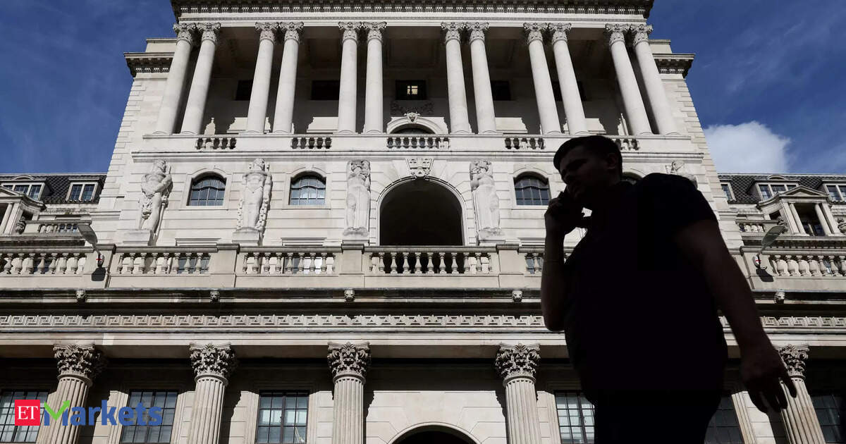 Bank of England keeps interest rates unchanged at 5.25%