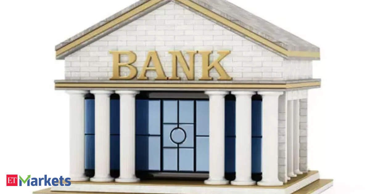 Trading losses, low treasury income hurt banks in Q4
