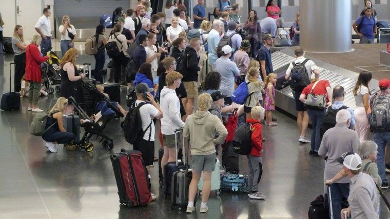 Air travel is getting worse. That’s what passengers are telling the U.S. government. 1 Holiday travelers