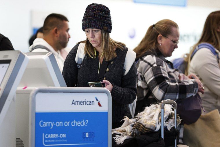 Strikes, rain and snow pose challenges during record Thanksgiving travel week 1 Thanksgiving travel disruption