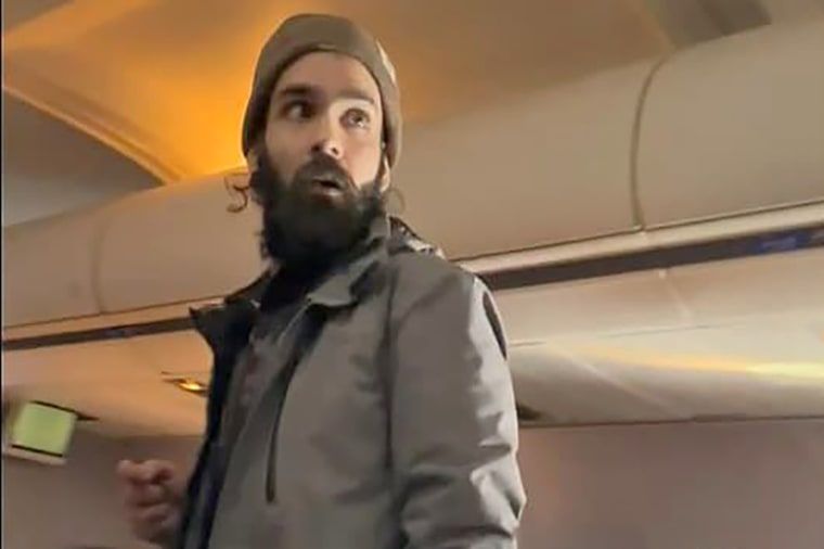 Man pleads guilty to attacking flight attendant during attempt to open plane door 1 Francisco Severo Torres during a United Airlines flight from Los Angeles to Boston.