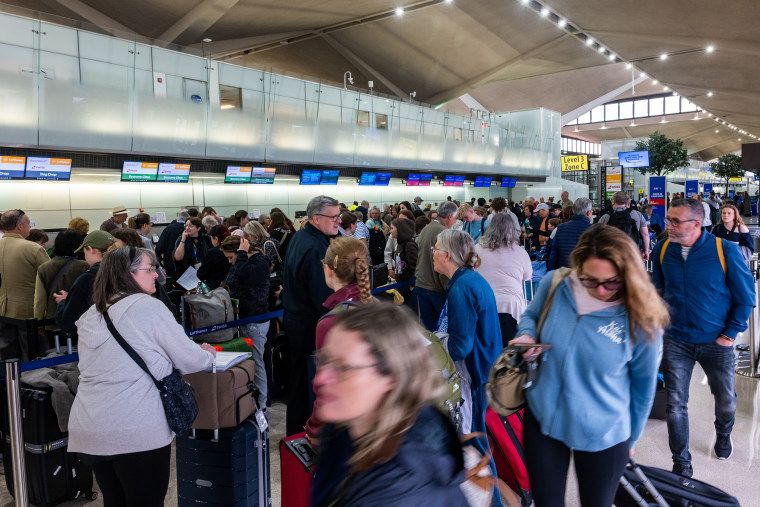 Air traffic control at Newark Airport briefly lost communication with aircraft, kicking off travel chaos 1 People wait in line for a delayed flight