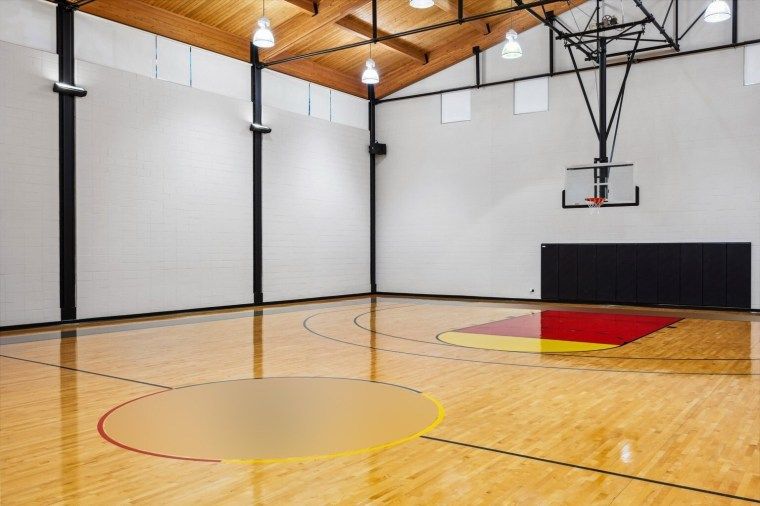 A basketball fan's dream vacation: Michael Jordan's onetime Chicago mansion listed on Airbnb 2 An indoor basketball court