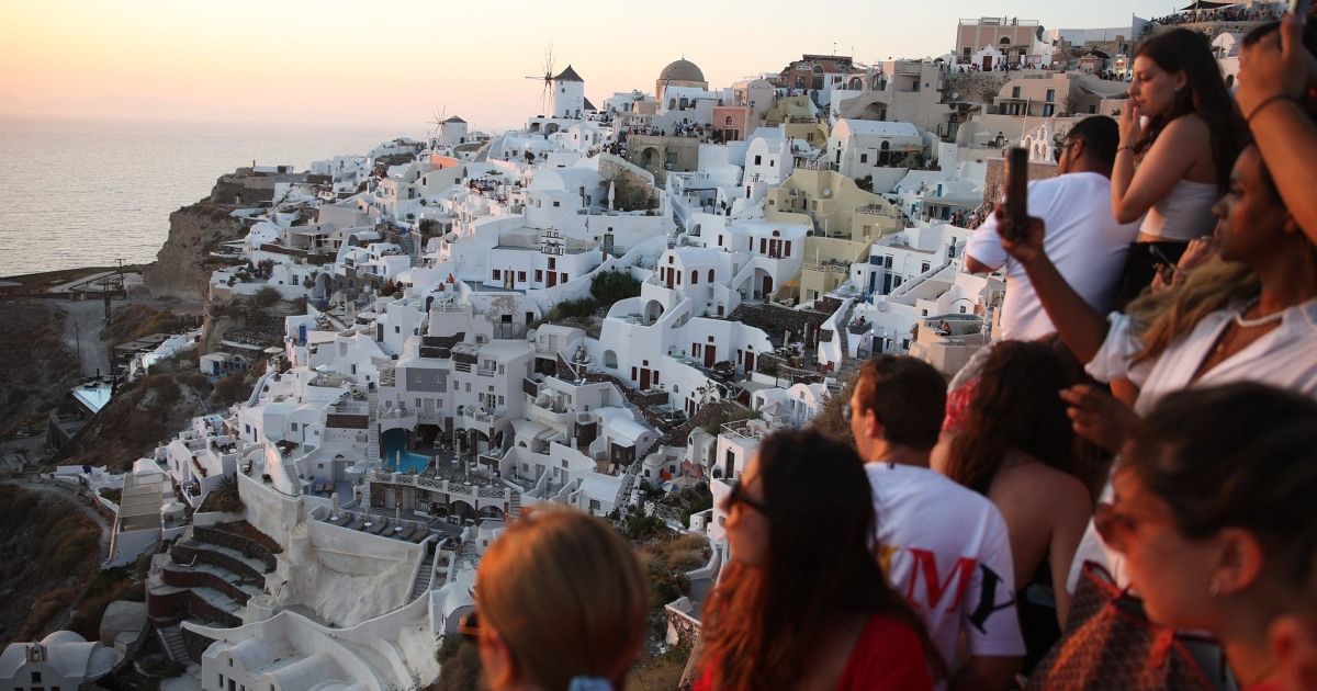 Greece’s Santorini bursts with tourists as locals call for a cap on visitors Greece’s Santorini bursts with tourists as locals call for a cap on visitors
