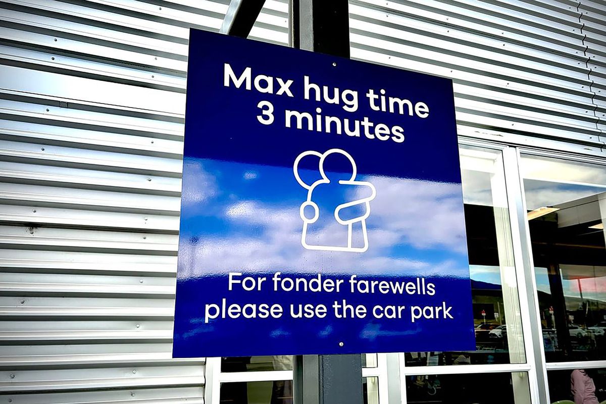 51666951 241021 dunedin airport hugs mb 1155 0f9730
