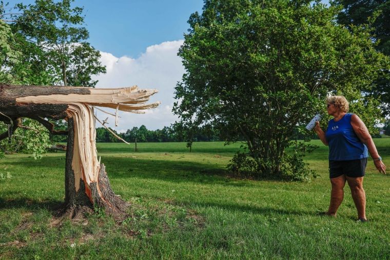 Over 1,000 flights canceled as severe weather slams East Coast 4 Debbie Fulcher views the damage at her home in Stanford