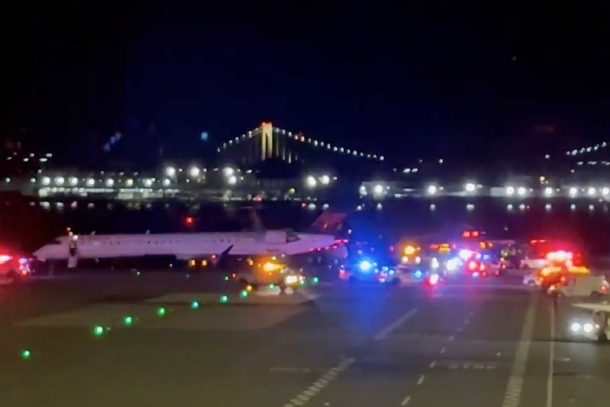 Plane taxiing at LaGuardia Airport clipped by another jet on ground 1 62d36435 251002 LaGuardia AirporT RS 3191d4