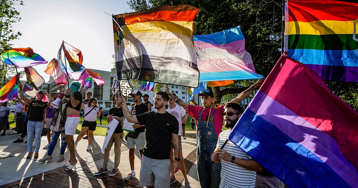 Largest U.S. gay rights group issues Florida travel advisory