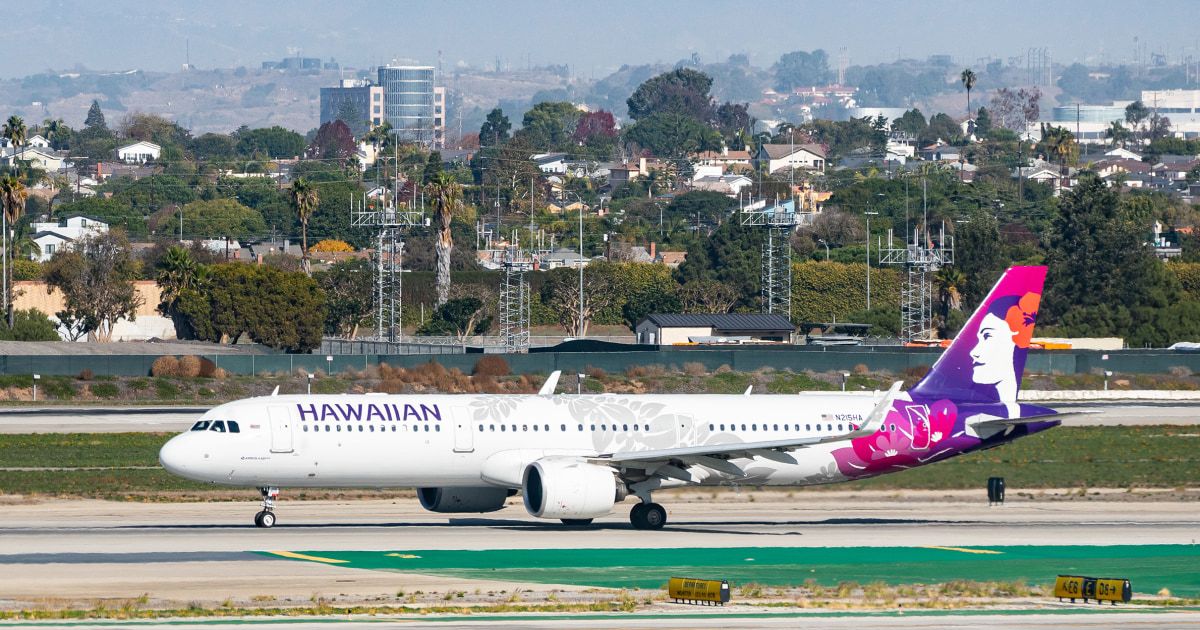 7 injured when Hawaiian Airlines flight hits turbulent skies on way to Sydney 7 injured when Hawaiian Airlines flight hits turbulent skies on way to Sydney
