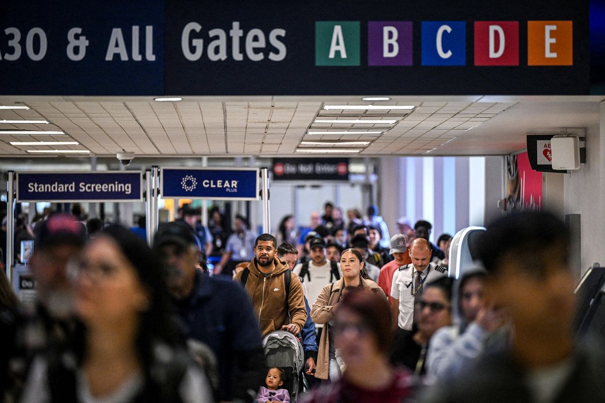 46 million under winter weather alerts as heavy snow threatens post-Thanksgiving travel 1 7db608fc 251128 airport ch 1424 e46efb