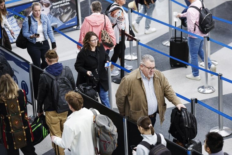 Strikes, rain and snow pose challenges during record Thanksgiving travel week 2 Thanksgiving travel disruption