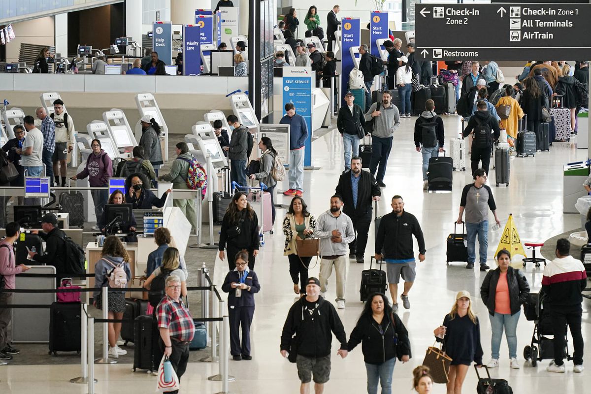U.S. screens record 2.95 million airline passengers in single day 1 964190ab 240525 tsa ch 1156 ee0935