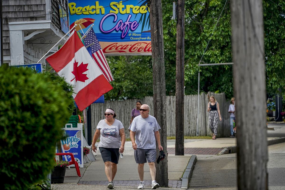 'Dear Canada': U.S. tourist spots try to win back neighbors from the north 1 a3d1a6ab 250827 canadian flag ch 1156 3161ec