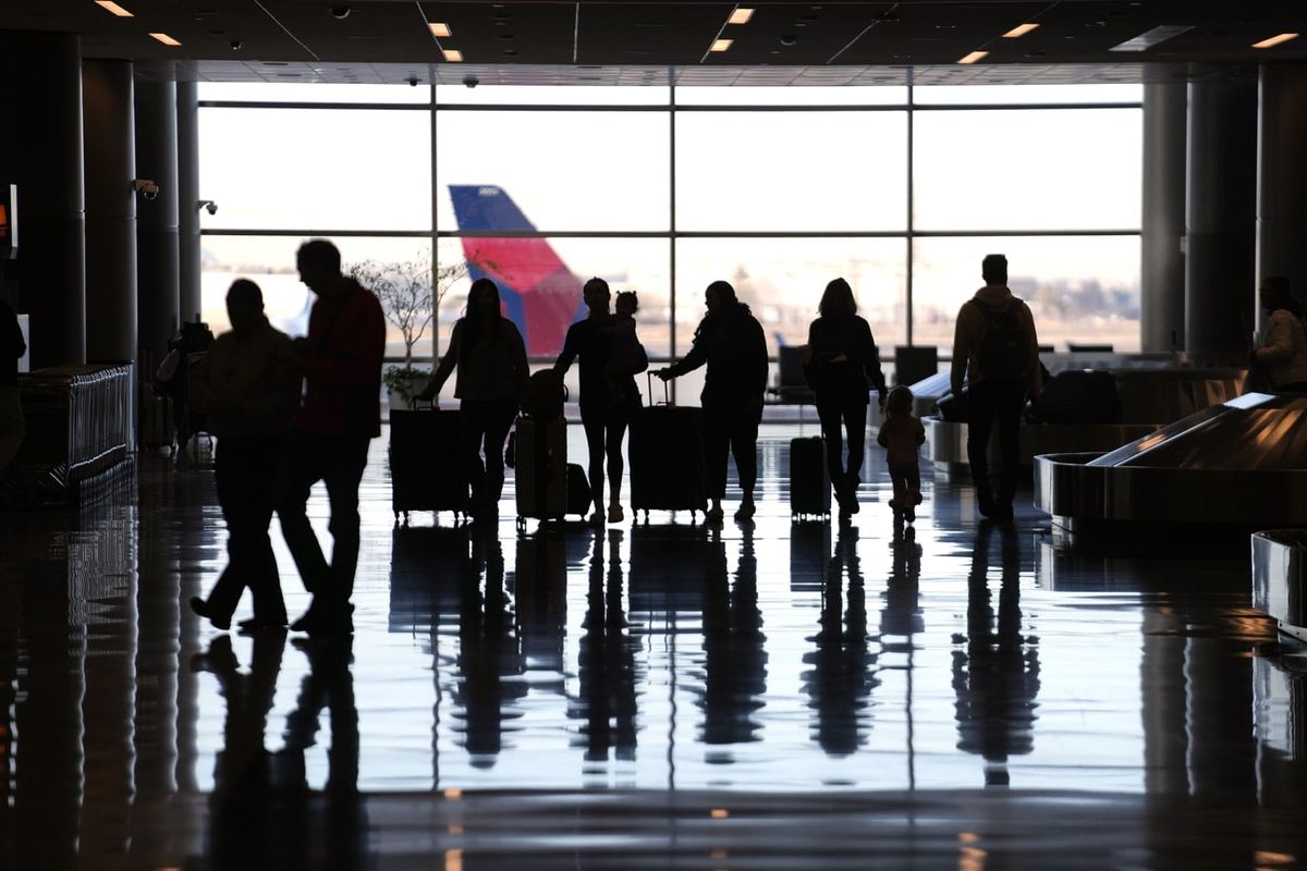 b087cf50 230130 airport passengers se 237p 6dd320