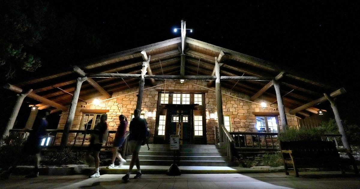 Grand Canyon waterpipe breaks, forcing shutdown of hotels for holiday weekend