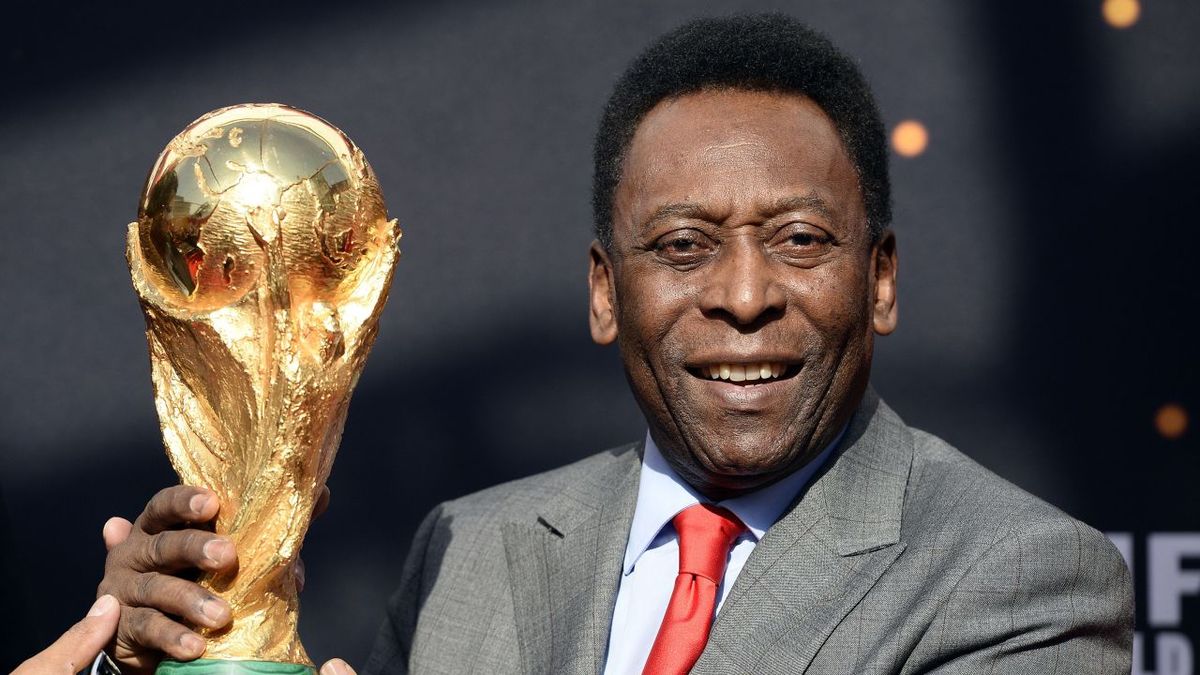 What made Pelé so great | CNN 4 Pelé poses with the World Cup trophy on March 9, 2014, in Paris.