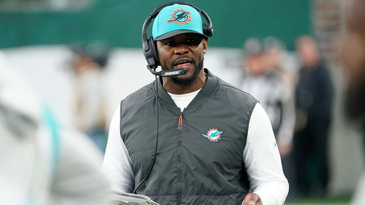 Lovie Smith said the NFL had 'a problem' about Black coaches. A year later he was fired and the league is being criticized yet again about its lack of diversity | CNN 3 Flores looks on during his time as the head coach of the Miami Dolphins during a game against the New York Jets.