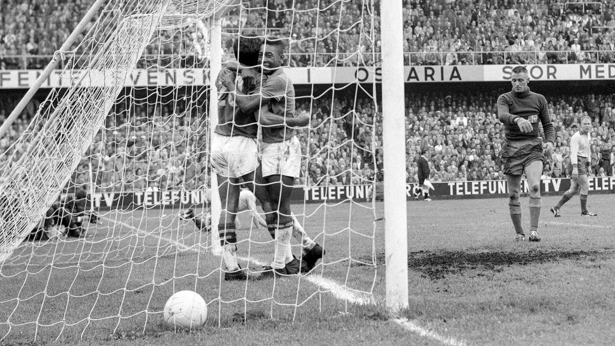 What made Pelé so great | CNN 2 Pelé hugs his teammate Vava after scoring the goal to take the score to 2-1 in the 1958 World Cup final.