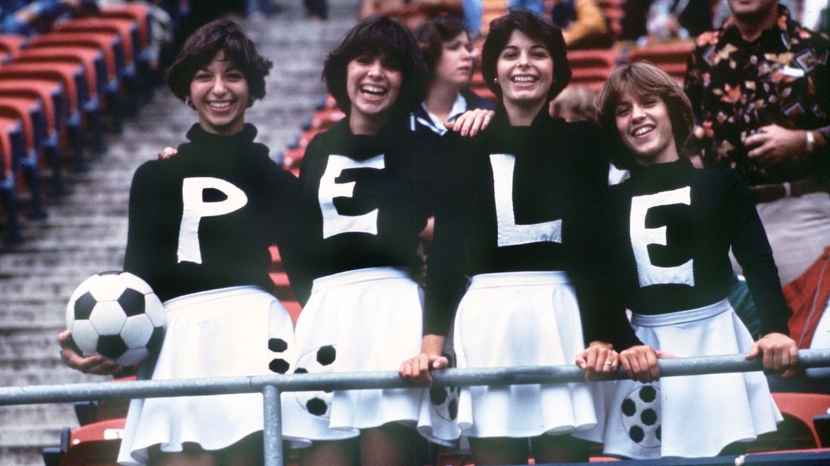 Pelé's final hurrah at New York Cosmos helped spark 'sporting revolution' across North America | CNN 4 Pelé attracted new fans to the sport during his time in New York.