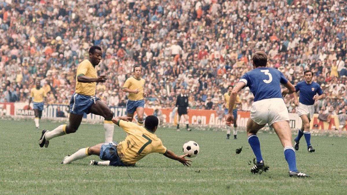 What made Pelé so great | CNN 3 Pelé in action against Italy in the 1970 World Cup final.