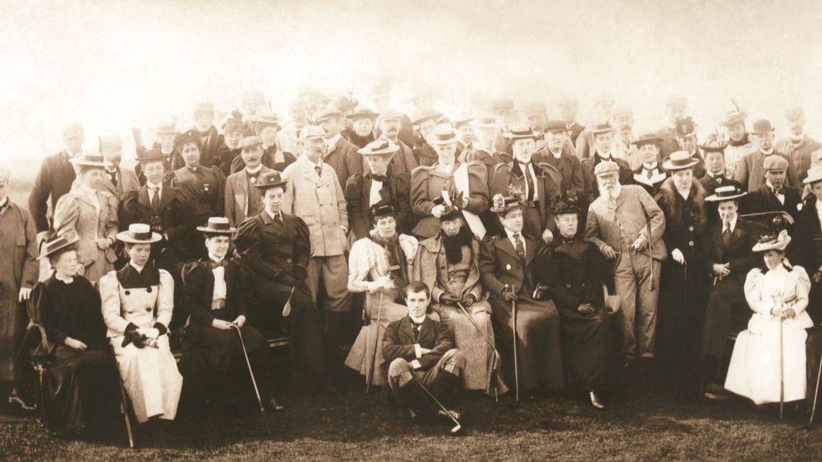 From feminist pioneers to putting pros, the historic journey of the world's oldest ladies golf club | CNN 1 Members of the St. Andrews Ladies Golf Club gather for a picture, taken in the late 19th century.