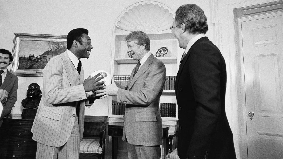 Pelé's final hurrah at New York Cosmos helped spark 'sporting revolution' across North America | CNN 1 The Brazilian speaks to then US President Jimmy Carter at the White House in 1977.