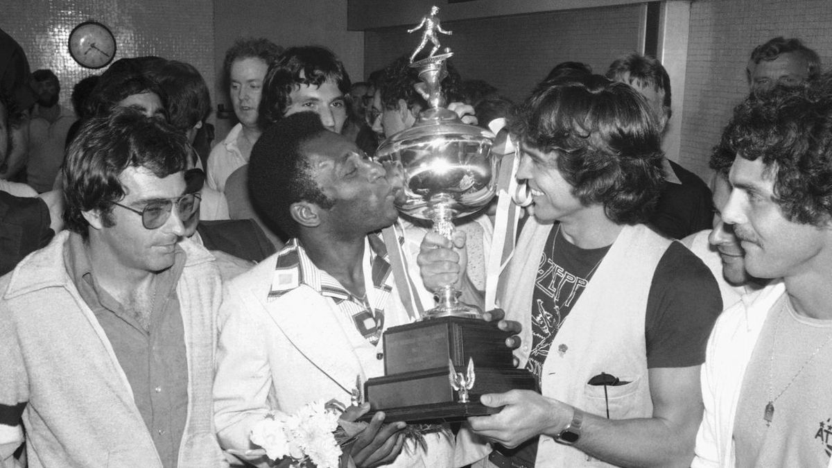 Pelé's final hurrah at New York Cosmos helped spark 'sporting revolution' across North America | CNN 3 Pelé lifts the NACL trophy after winning the title in his last season in the US.